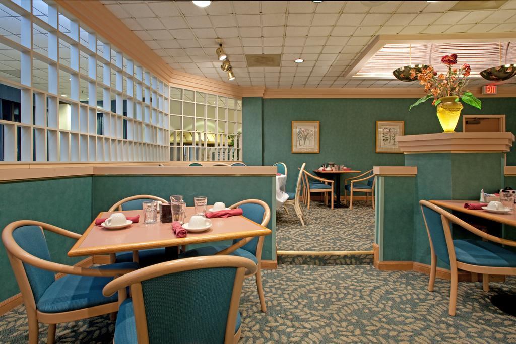 Hotel Salisbury & Conference Center Ресторан фото
